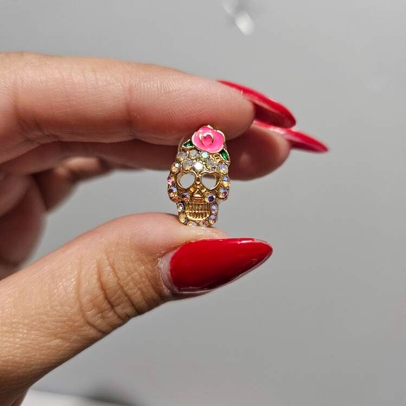 💀 Skull Earrings 💀 - Picture 3 of 6